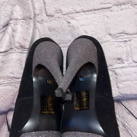 Dolce Vita size 7.5 platform pumps. Black w/silver heels. EUC - Picture 4 of 4